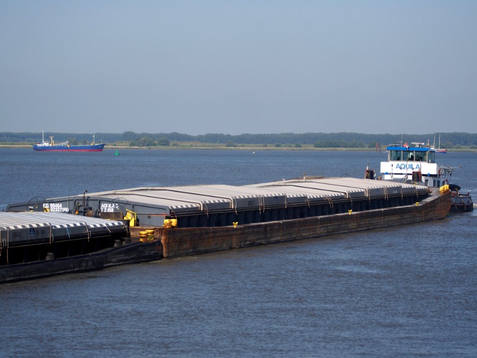 Aquila 3 - ENI 02327160 accessing Zandvlietsluis, Port of Antwerp, pic1