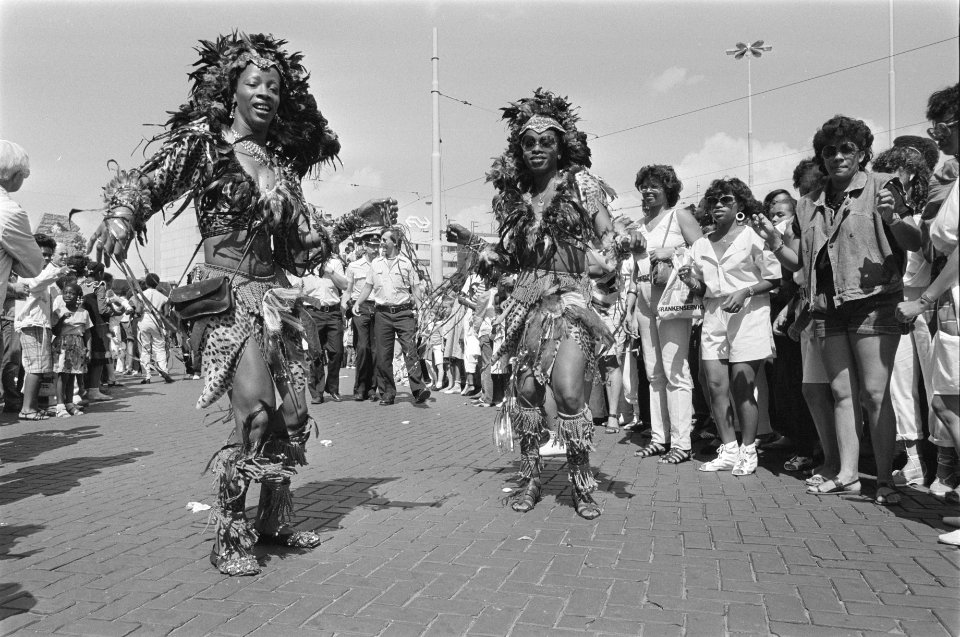 Antilliaans zomercarnaval in Rotterdam Antilliaanse danseressen in de straten, Bestanddeelnr 933-0453