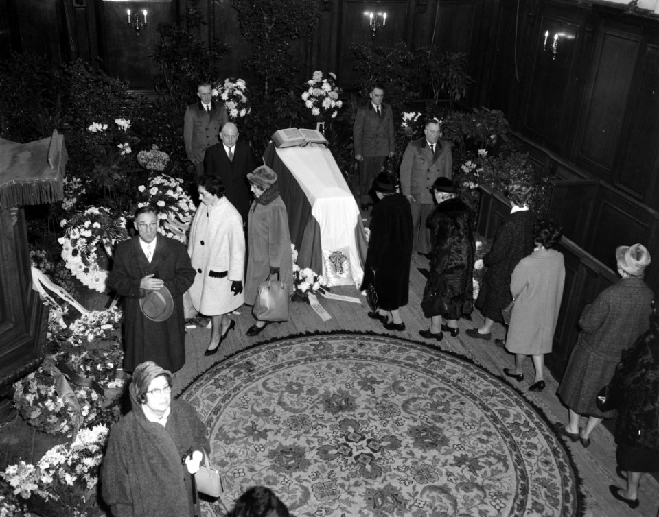 Apeldoorn, interieur kapel paleis Het Loo. Huispersoneel van het paleis houdt de, Bestanddeelnr 914-5665