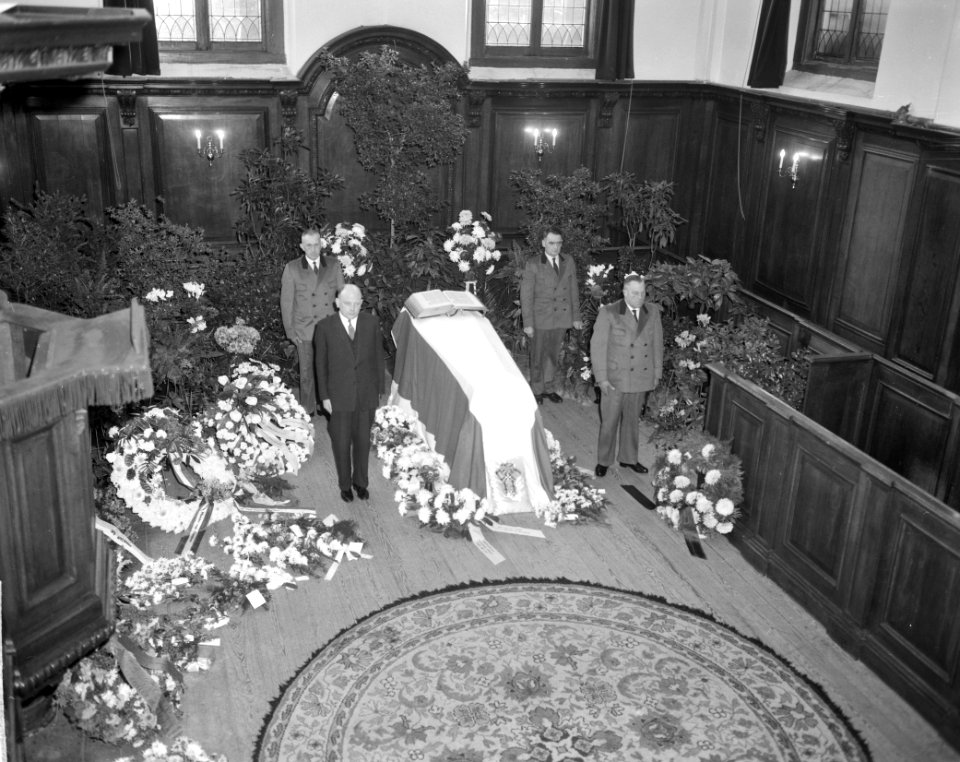 Apeldoorn, interieur kapel paleis Het Loo. Huispersoneel van het paleis houdt de, Bestanddeelnr 914-5661