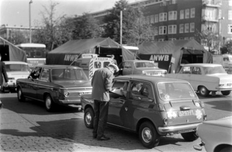 ANWB-verlichtingsenquete op Stadionplein Amsterdam. Autos in de rij voor de test, Bestanddeelnr 922-8318