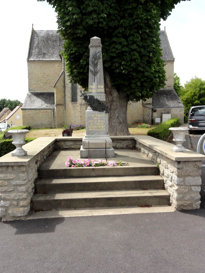 Arçonnay (Sarthe) monument aux morts