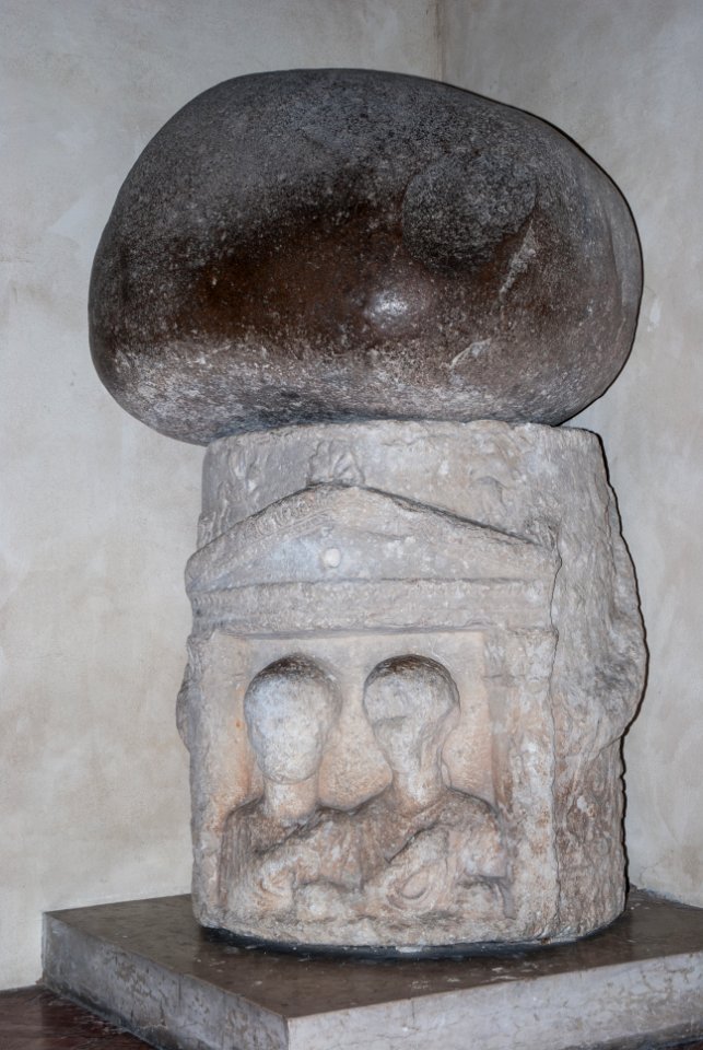 Ara funebre nella Chiesa San Zeno in Oratorio