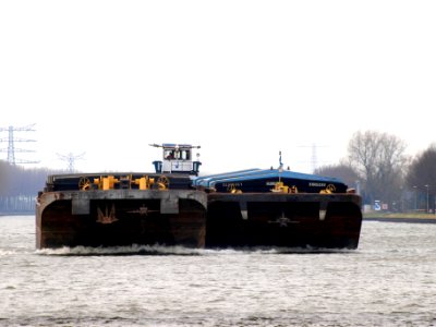 Aquarius, ENI 02104793, pushing Floris, ENI 02316091 & Vertrans 1 pic1