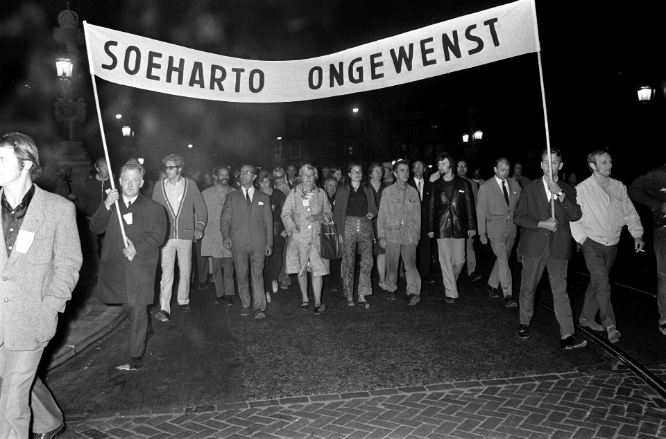 Anti-Soeharto-demonstratie in Amsterdam demonstranten met spandoek Soeharto on, Bestanddeelnr 923-8043