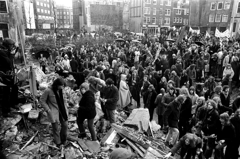 Anti-metrodemonstratie in Amsterdam demonstranten leggen bloemen op puinhopen v, Bestanddeelnr 927-8329