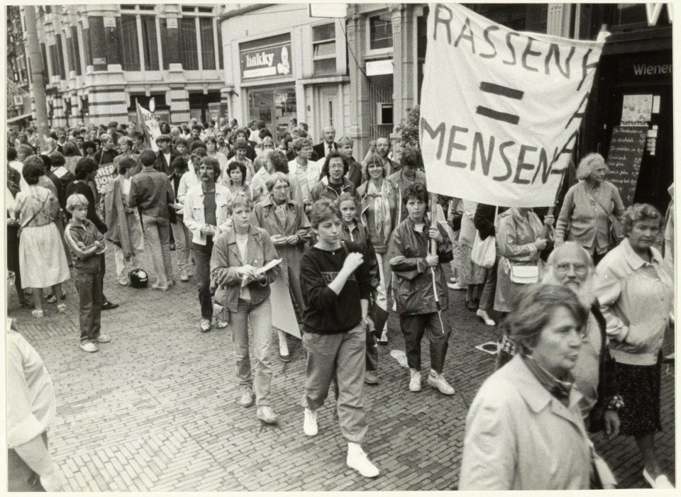 Anti-racisme demonstratie op de Grote Markt, zuidzijde, tussen de Grote Houtstraat en de Koningstraat. NL-HlmNHA 54025944
