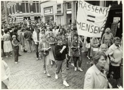 Anti-racisme demonstratie op de Grote Markt, zuidzijde, tussen de Grote Houtstraat en de Koningstraat. NL-HlmNHA 54025944