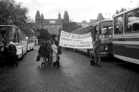 Antikalkardemonstranten vertrekken met spandoeken en bussen vanaf Museumplein in, Bestanddeelnr 927-4802