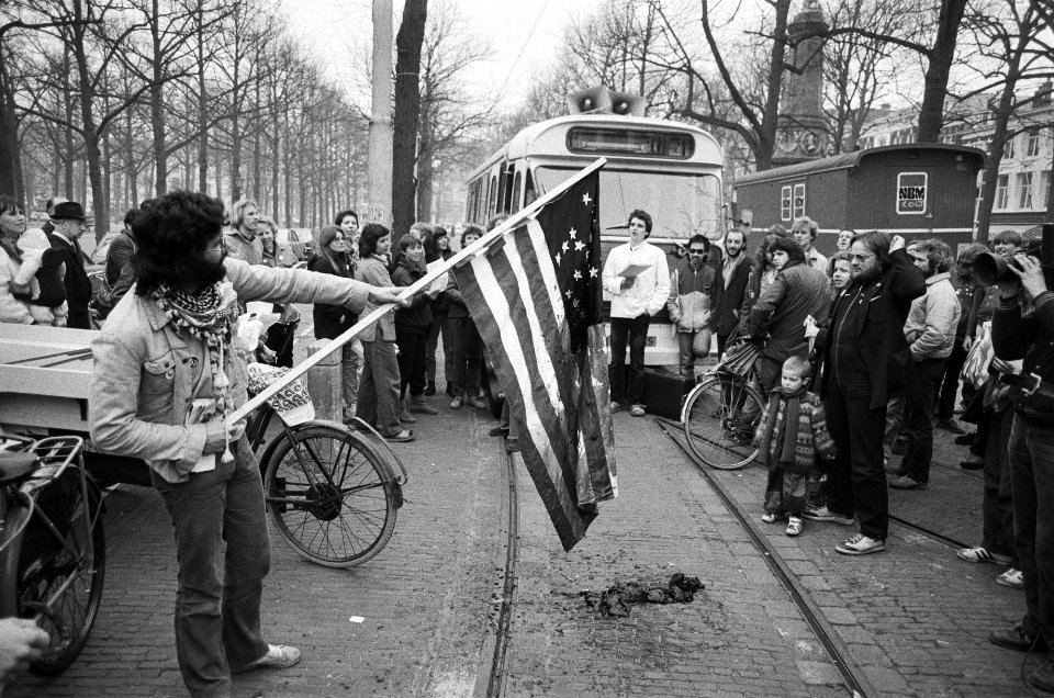 Anti-interventiekaravaan vertrekt bij Amerikaanse ambassafr in Den Haag om door , Bestanddeelnr 932-0862