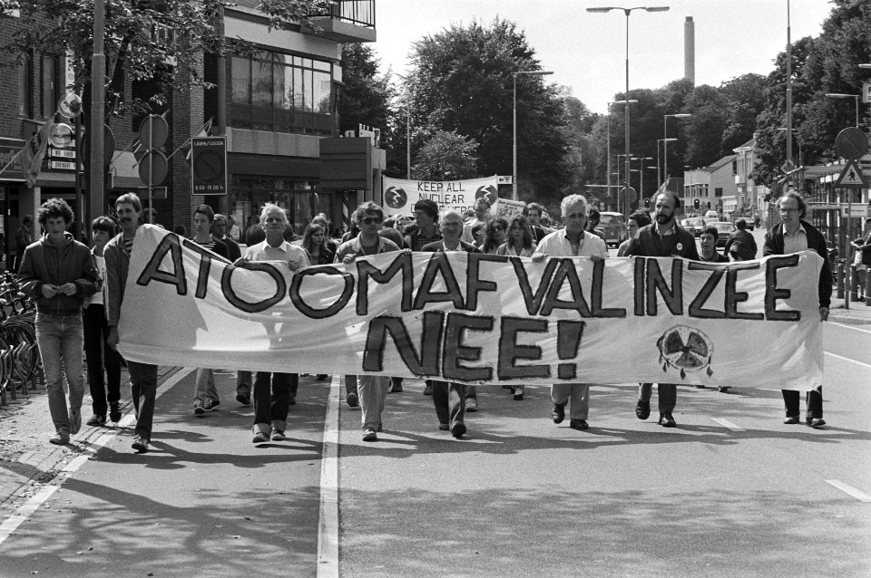 Antikernafvaldemonstranten in Beverwijk met spandoek Atoomafval in zee nee te, Bestanddeelnr 931-6495