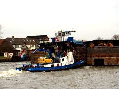 Aquarius, ENI 02104793, pushing Floris, ENI 02316091 & Vertrans 1 picC