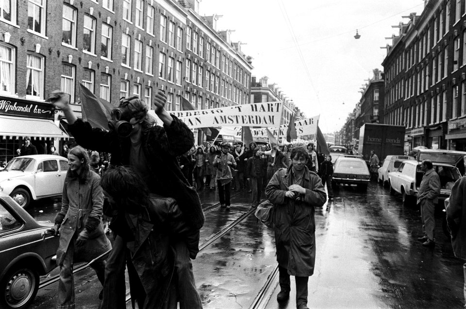 Anti-metrodemonstratie in Amsterdam demonstrant met gasmasker wordt gedragen do, Bestanddeelnr 927-8326