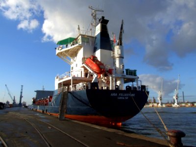 Ara Felixstowe leaving Port of Rotterdam