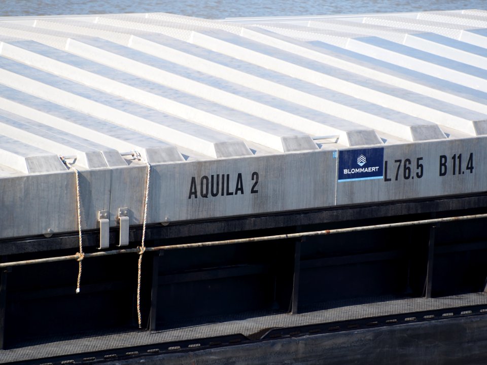 Aquila 2 - ENI 02327601 accessing Zandvlietsluis, Port of Antwerp, pic2