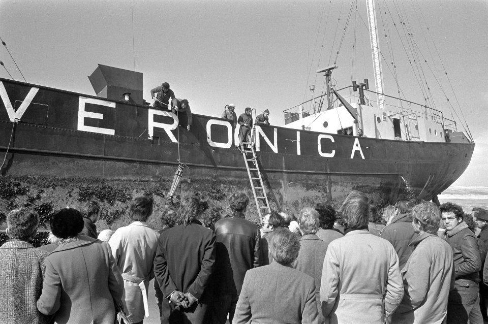 Aprilstorm, radioschip Veronica door storm gestrand bij Scheveningen, bemannings, Bestanddeelnr 926-3168