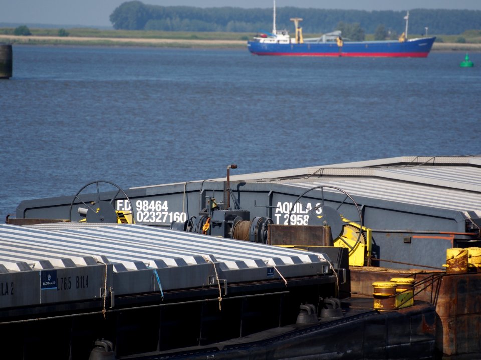 Aquila 3 - ENI 02327160 accessing Zandvlietsluis, Port of Antwerp, pic2