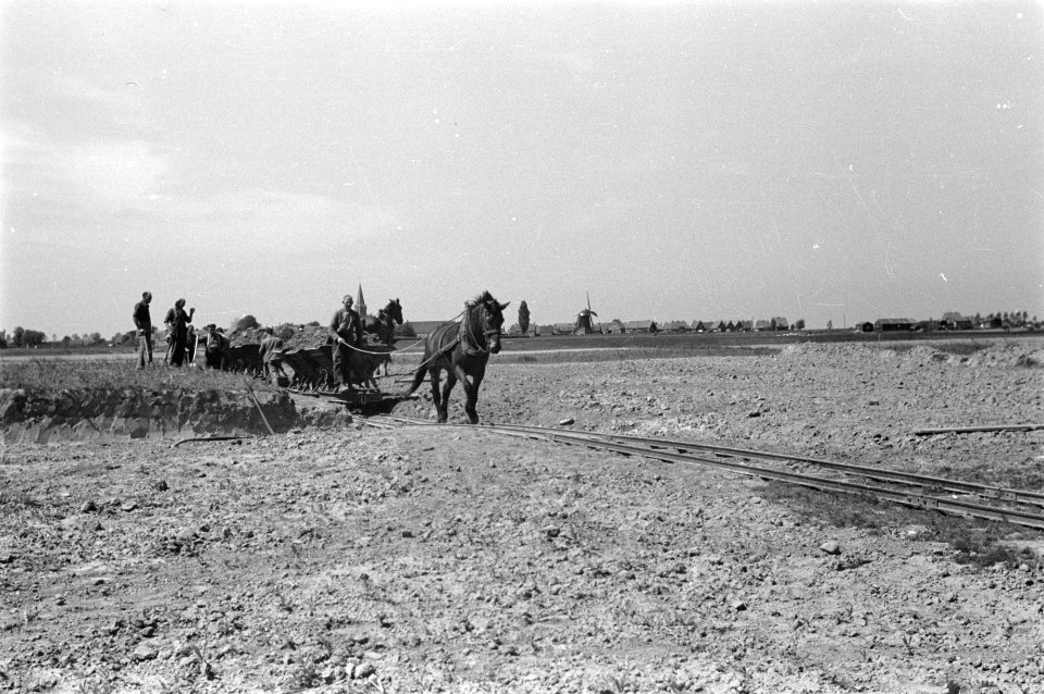 Arbeiders, egaliseren, kipkarren, paarden, ruilverkavelingen, Bestanddeelnr 170-0237