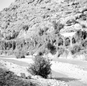 Aquaduct in de wand van het dal van de Nahr el Kelb, Bestanddeelnr 255-6433