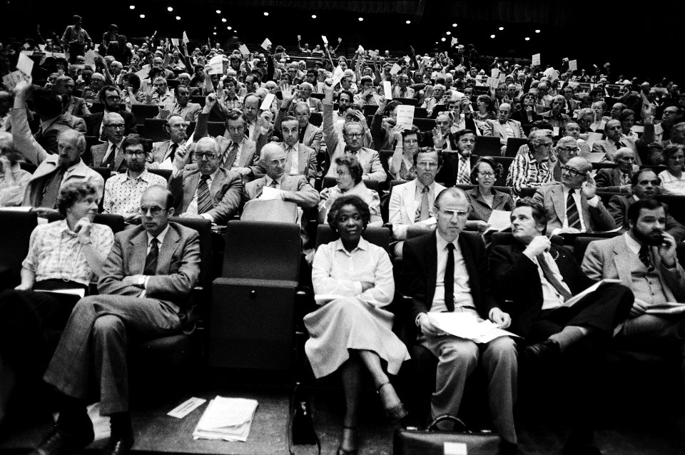 AR partijraad (laatste) in Utrecht, opdracht AR zaal onder meer vlnr de Ru, Bestanddeelnr 930-8693