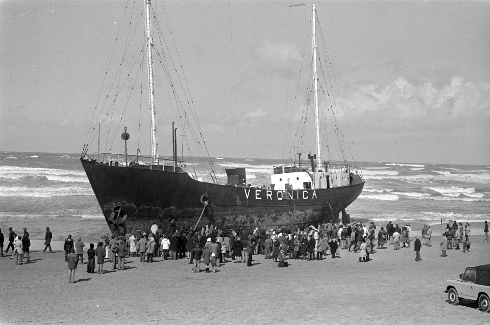 Aprilstorm, radioschip Veronica door storm gestrand bij Scheveningen, Bestanddeelnr 926-3167