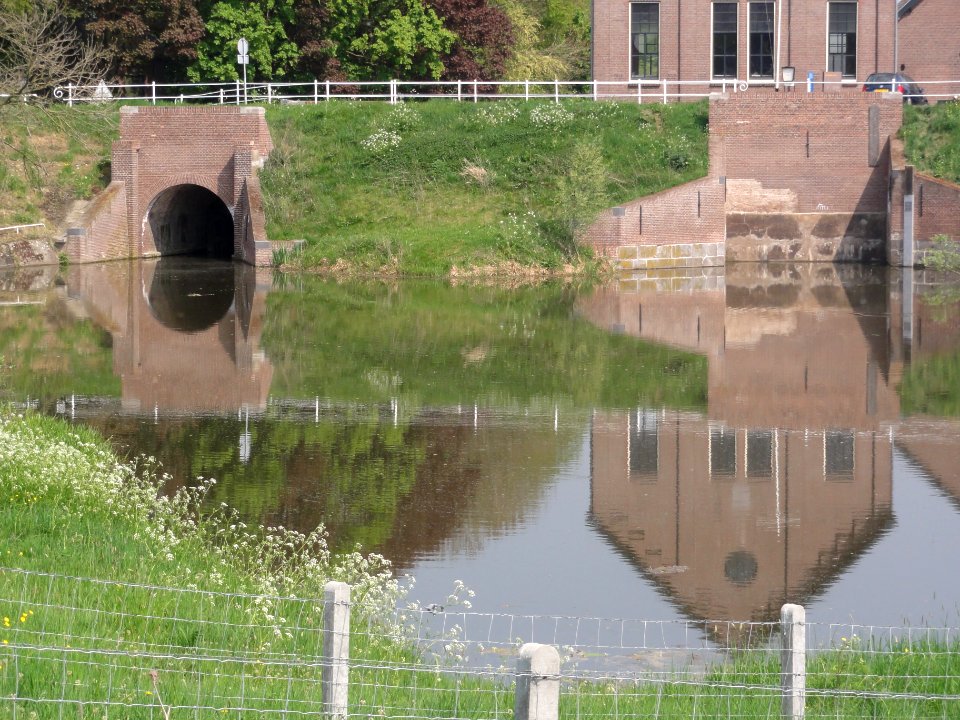 Appeltern Rijksmonument 338159 gemetselde sluizen N (l) en Z (r)