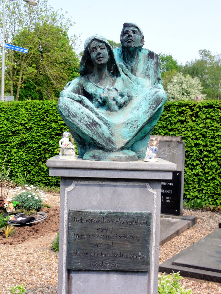 Appeltern, beeldje op kerkhof door Ger van Iperen-Schenkels, 2003