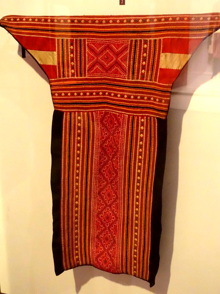 Apron, Hmong, Lai Chau, 1991, view 1 - Vietnamese Women's Museum - Hanoi, Vietnam - DSC03777