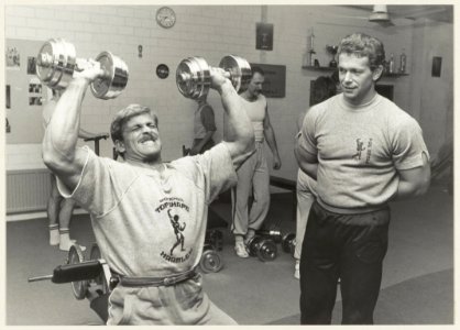 Appie Steenbeek, wereldkampioen bodybuilding, in de Haarlemse sportschool Top Shape aan de Zijlweg 142, NL-HlmNHA 54014469
