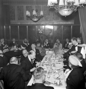 Applaudiserende genodigden tijdens het diner, Bestanddeelnr 255-8464