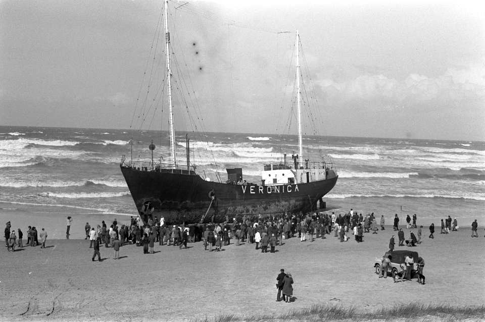 Aprilstorm, radioschip Veronica door storm gestrand bij Scheveningen, bemannings, Bestanddeelnr 926-3170