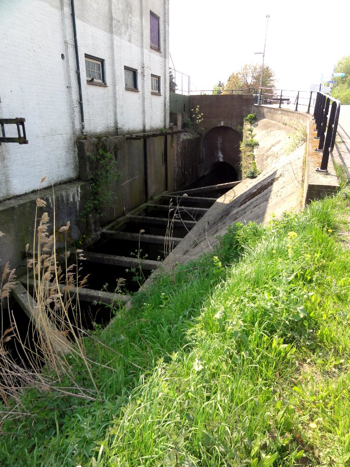 Appeltern, voormalig gemaal Blauwe sluis sluisinloop