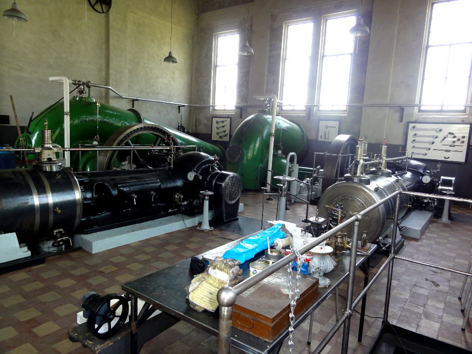 Appeltern, stoomgemaal de Tuut, machinekamer met de 2 pompmachines