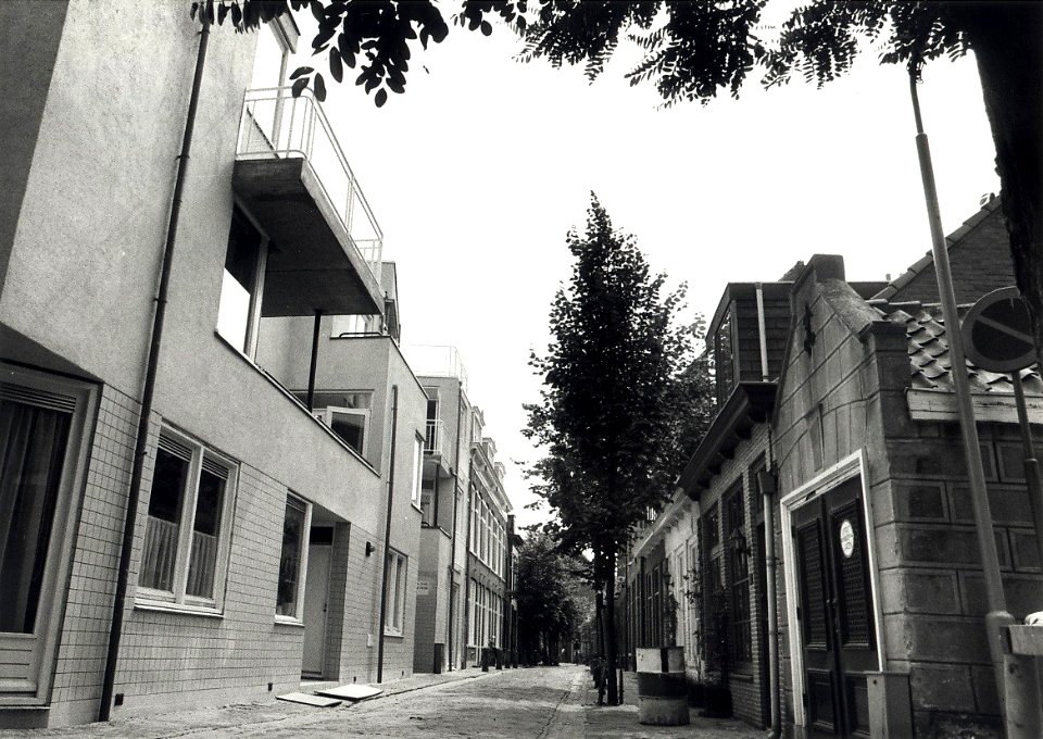 Appartementencomplex Wiek Röling op de hoek van de Witte Herenstraat en de Magdalenastraat, ziende naar het zuiden. Aangekocht van United Photos de Boer bv. - Negatiefnummer 26523 k 16 a. - Gepubliceer