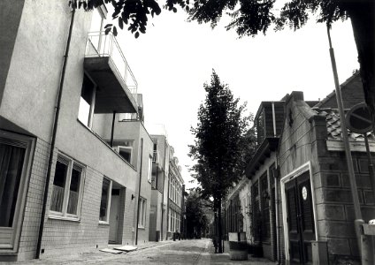 Appartementencomplex Wiek Röling op de hoek van de Witte Herenstraat en de Magdalenastraat, ziende naar het zuiden. Aangekocht van United Photos de Boer bv. - Negatiefnummer 26523 k 16 a. - Gepubliceer