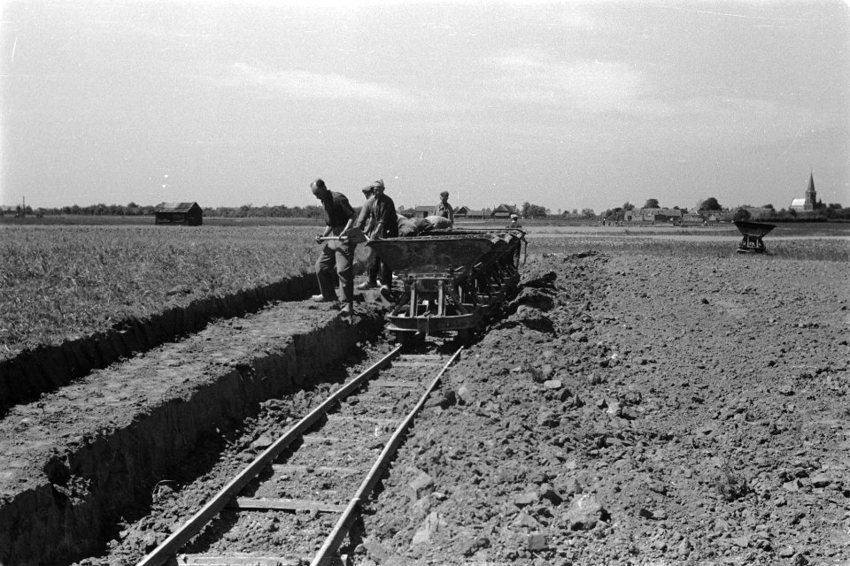 Arbeiders, egaliseren, kipkarren, Bestanddeelnr 170-0235