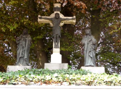Appeltern Calvariegroep op kerkhof