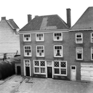 Apotheek, met daarnaast een dichtgetimmerd gebouw, Bestanddeelnr 900-8437