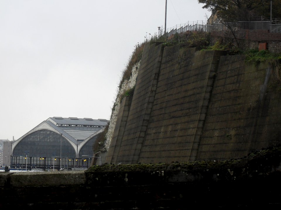 Approach to Brighton Station from New England Road (November 2010)