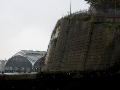 Approach to Brighton Station from New England Road (November 2010)