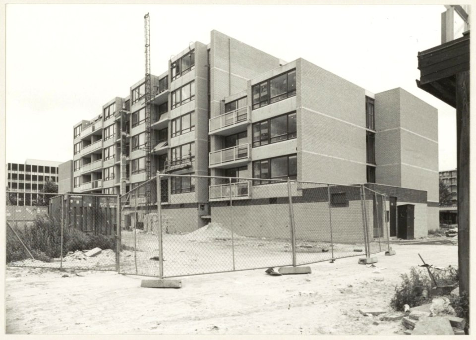 Appartementencomplex van woningbouwvereniging Sint Jozef aan de Italielaan in aanbouw. NL-HlmNHA 54011469