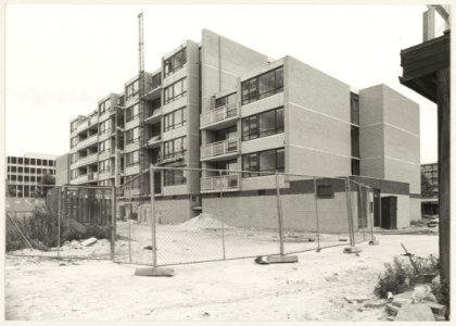 Appartementencomplex van woningbouwvereniging Sint Jozef aan de Italielaan in aanbouw. NL-HlmNHA 54011469