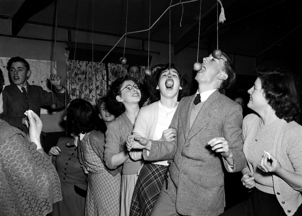 Apple-bobbing at Ditherington Hallowe'en party (1498882)1