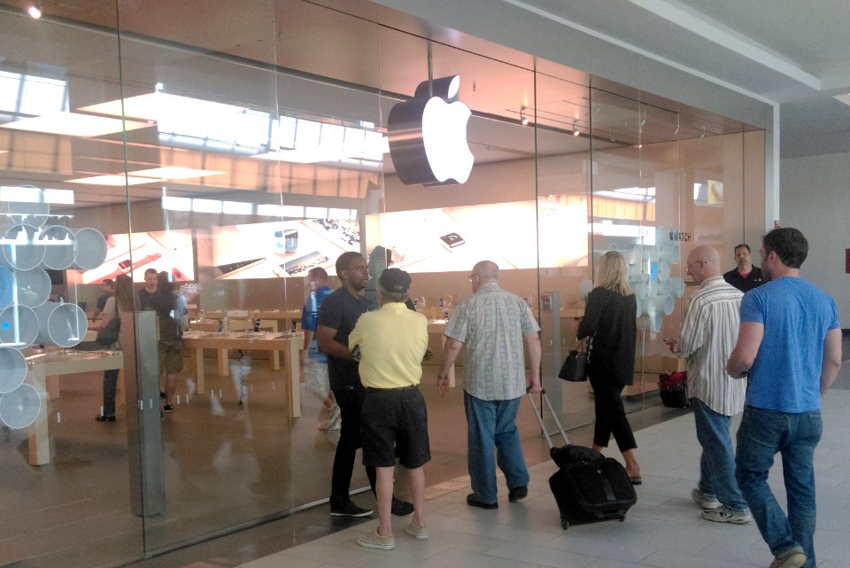 Apple store opens on iWatch day 2015 -06-10 jeh