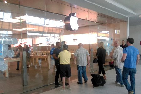 Apple store opens on iWatch day 2015 -06-10 jeh