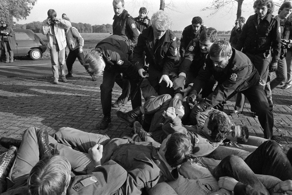 Appelscha oefening politie met militairen als demonstranten, Bestanddeelnr 933-8001