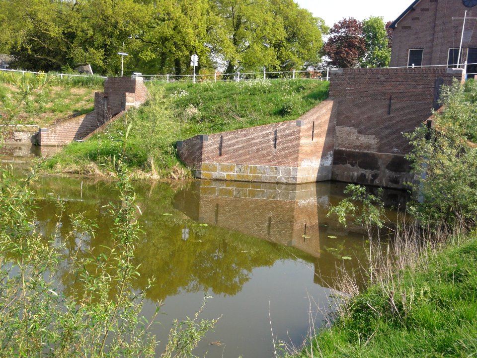 Appeltern Rijksmonument 338159 gemetselde sluizen N+Z