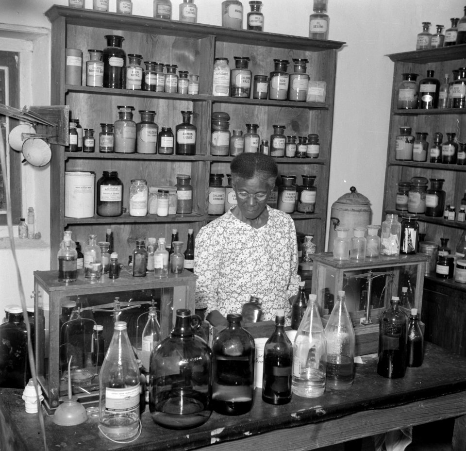 Apothekersassistente Theresa in de apotheek bij Santa Rosa op Curaçao, Bestanddeelnr 252-7441