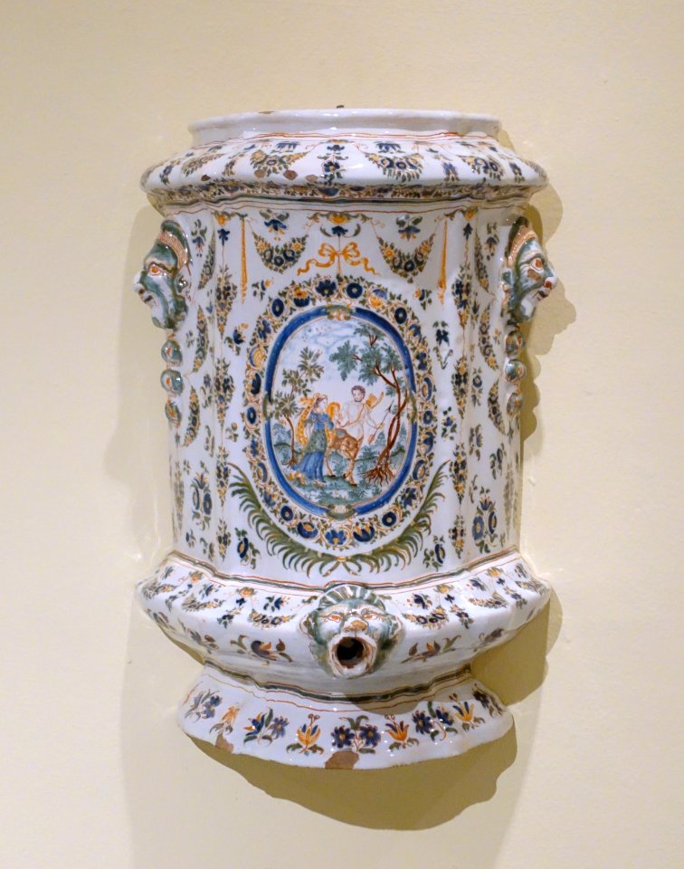 Aquamanil deposit, probably Fabrica Olerys-Laugier, Moustiers, France, 1738-1749 AD, ceramic - Museo Nacional de Artes Decorativas - Madrid, Spain - DSC08304