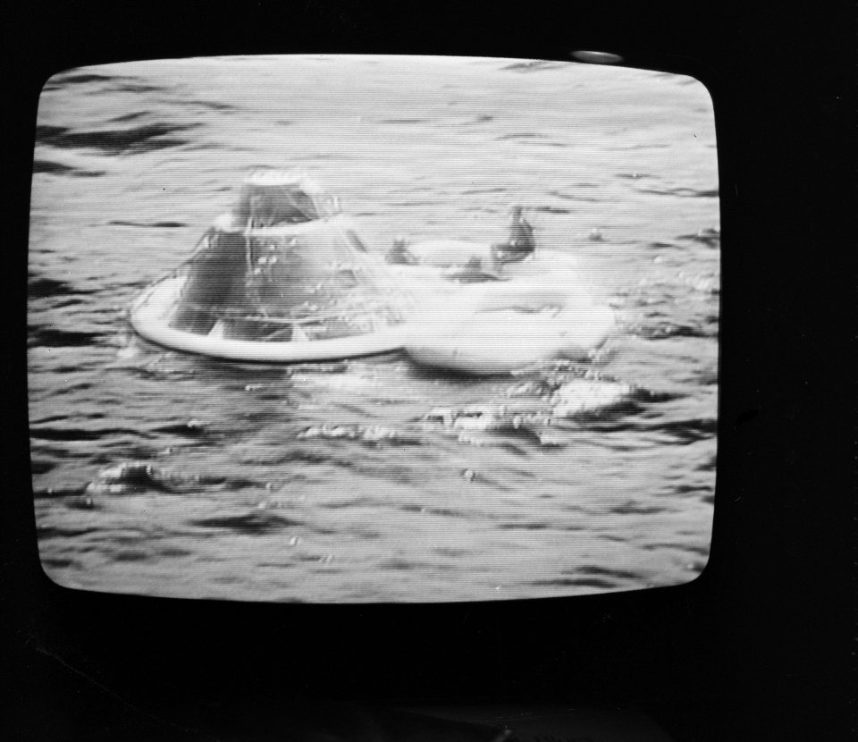 Apollo 14 geland in Oceaan vanaf TV genomen astronauten in rubbervlot naast ca, Bestanddeelnr 924-2511